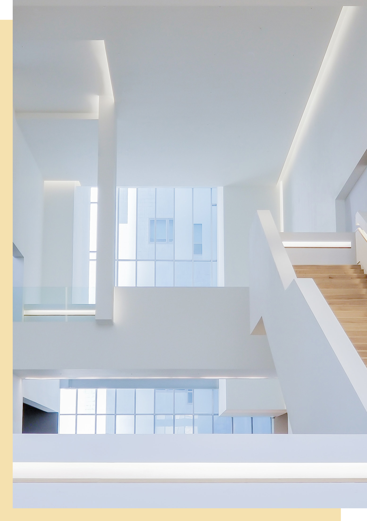 interior de casa moderna con escaleras elegantes, todo en tonos claros